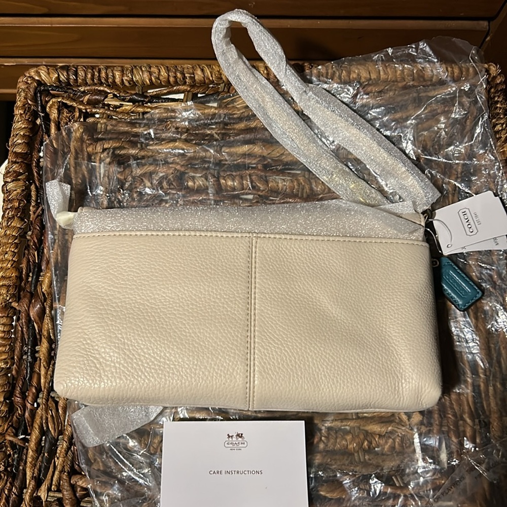 Coach Cream Pebble Leather Large Wristlet With Curved Flap Design BNWT - Picture 3 of 7